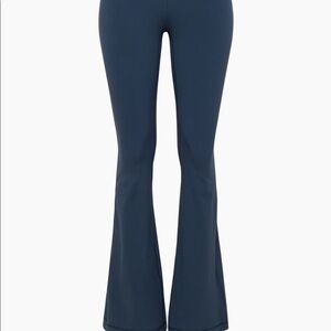 Aritzia BUTTER New Cheeky Flare Hi-Rise Legging navy size 2